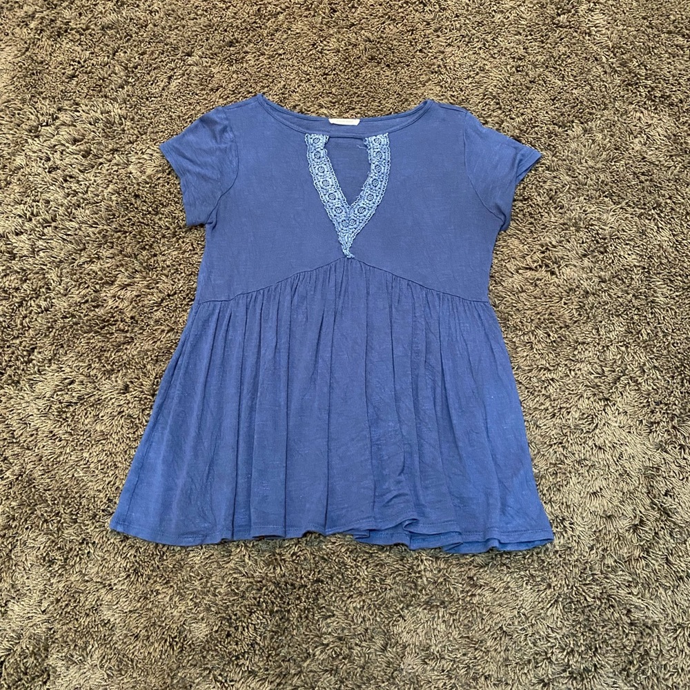 yellow chair blue babydoll top size m